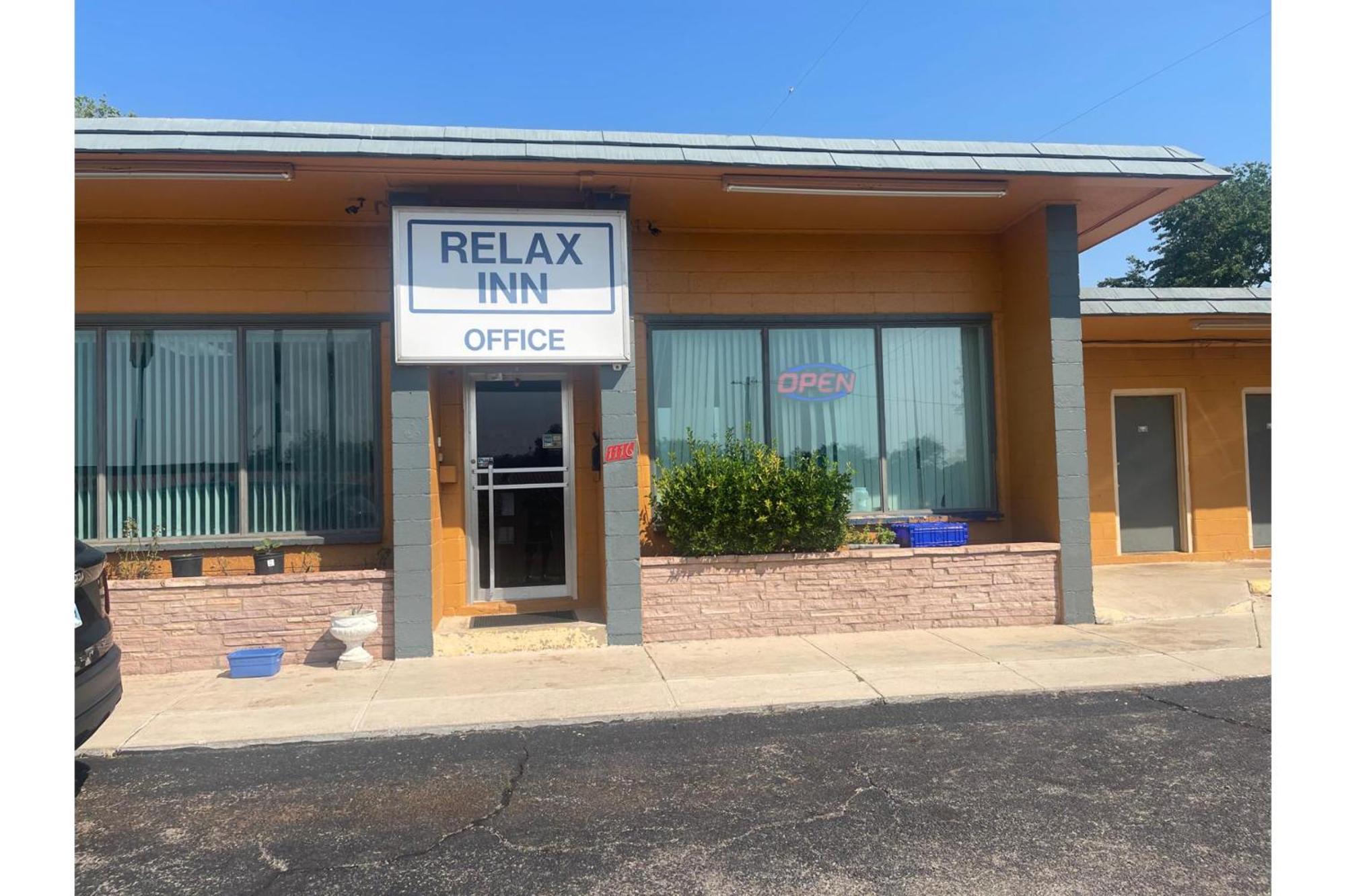Relax Inn By Oyo Clinton Bagian luar foto